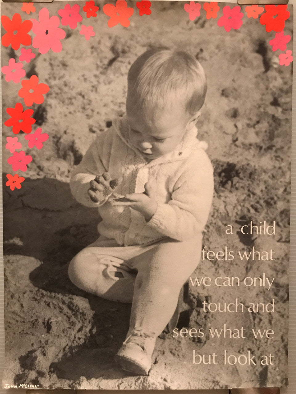 Un enfant ressent… , affiche vintage inspirante, vers 1970, par John McLear