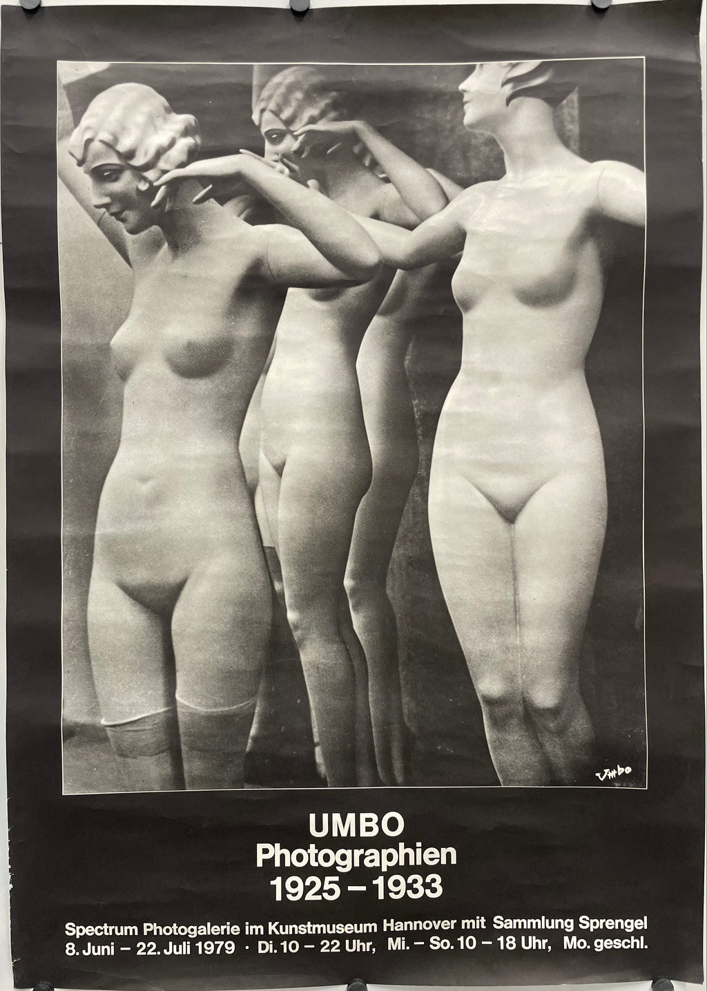 rare and vintage Kunstmuseum Hannover Mit Sammlung Sprengel - Umbo Photographien 1925-1933, exhibition poster, 1979, features black and white poster of female mannequins with exhibition details.
